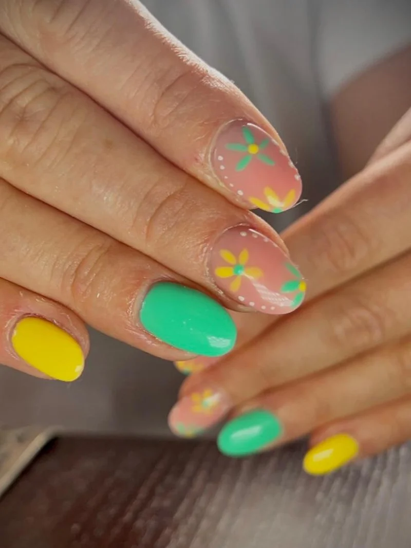 Green and yellow daisy summer nails